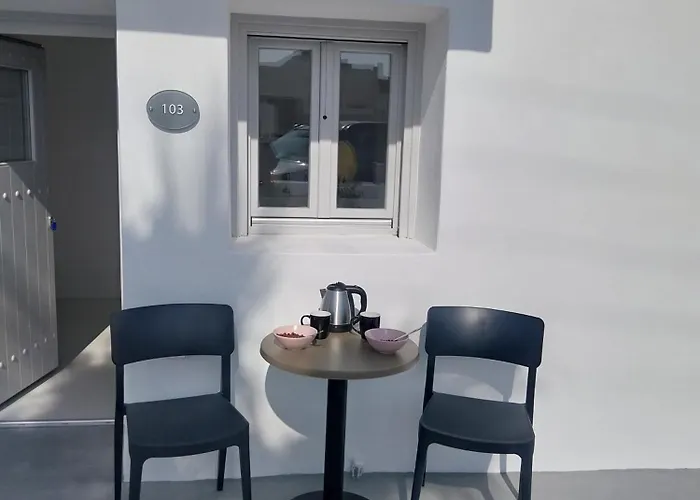 East Wind Perissa (Santorini)