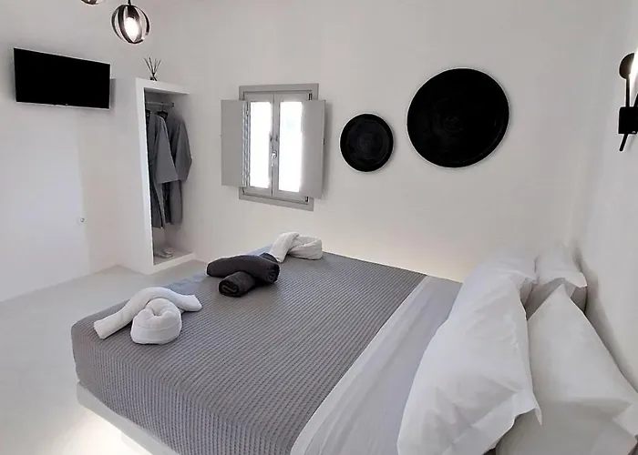 East Wind Perissa (Santorini)