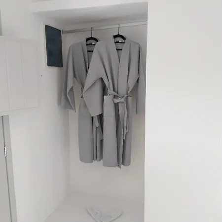 East Wind Perissa (Santorini)