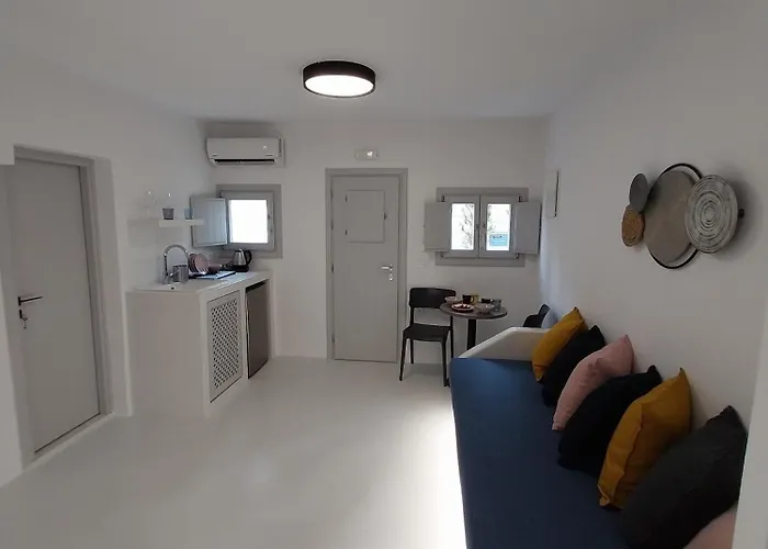 East Wind Perissa (Santorini)