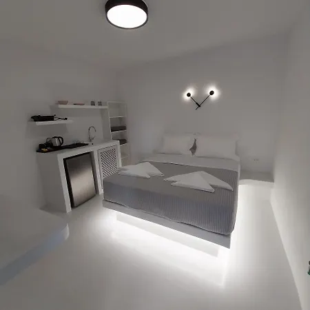 East Wind * Perissa (Santorini)