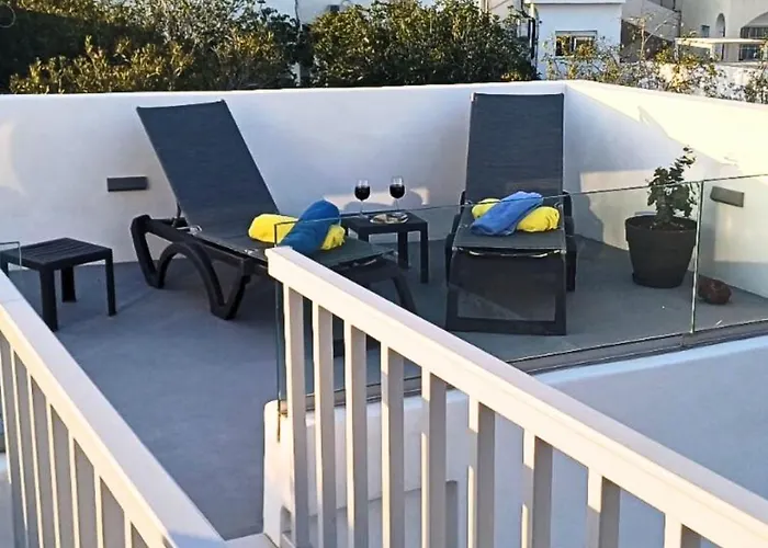 East Wind Perissa (Santorini)